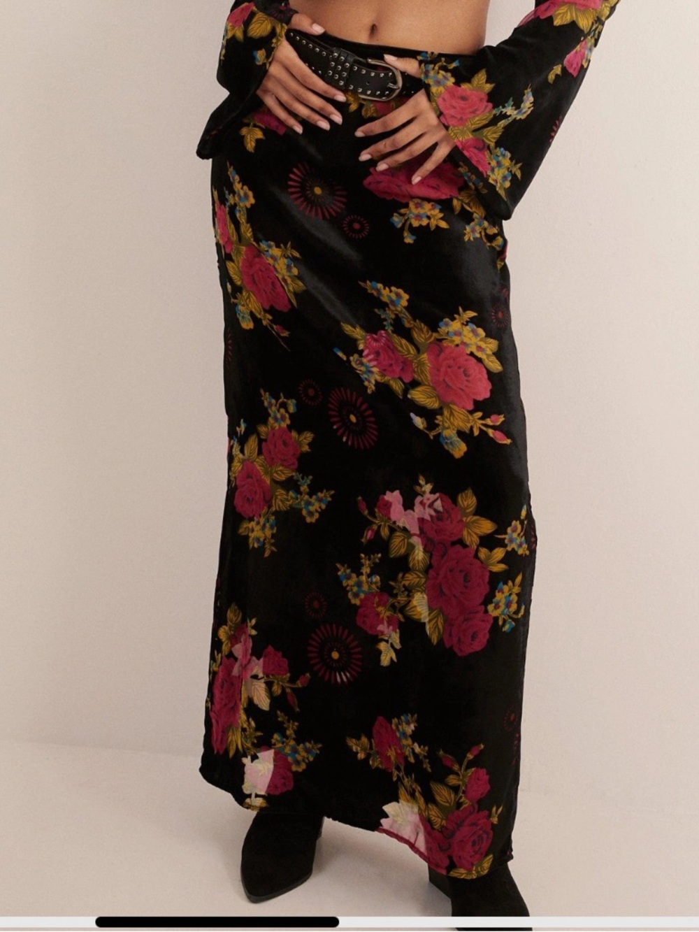 Nasty Gal Brand : Velvet Floral maxi skirt  in Black and Pink
